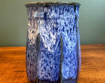 Handgemaakte kunstaardewerk vaas van steengoed met blauw druipglazuur