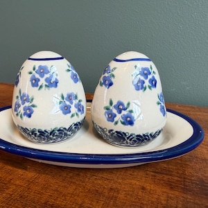 Juego de salero y pimentero de cerámica polaca BOLESLAWIEC con plato
