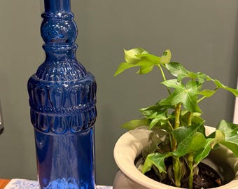 Hög vintage koboltblå samlarglasflaska med kork