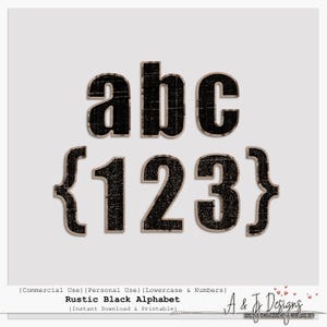 Puede incluir: Letras y números negros de aspecto desgastado, incluyendo "abc" y "123", con llaves. También es visible el texto "Rustic Black Alphabet". El diseño es adecuado para descarga e impresión instantáneas.