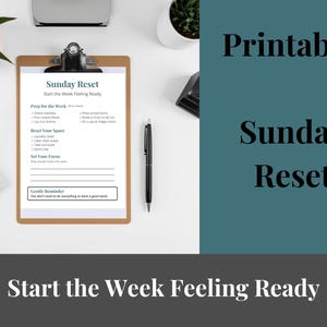 Peut inclure: Un presse-papiers avec une liste de contrôle imprimée "Sunday Reset", un stylo noir et un clavier sur une surface blanche. La liste de contrôle comprend des sections pour préparer la semaine, réinitialiser l'espace et définir l'objectif. Le texte à droite dit "Printable Sunday Reset".