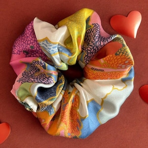 Premium-Seiden-Scrunchie 100 % Designer-Seide -handgefertigt in Deutschland- Haarschmuck, haarschonendes Seidenzopfgummi. Geschenk für Sie.