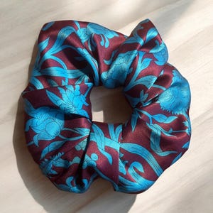 Silk Scrunchie 100 % Silk -Handmade in Germany- Luxury Silk, Premium Silk, Silk Hair Tie, Silk Hair Accessory, Gift for Women. Item no. 03.