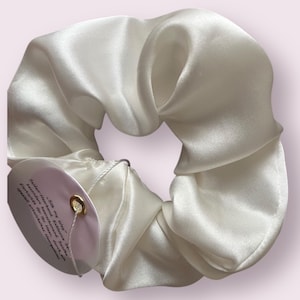 Silk Scrunchie 100 % Silk -Handmade in Germany- Luxury Silk, Premium Silk, Silk Hair Tie, Silk Hair Accessory, Gift for Her. Item no. 16.
