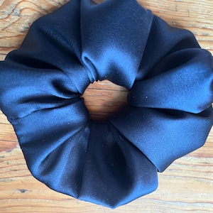 Seiden-Scrunchie 100 % Seide -handgefertigt in Deutschland- Luxusseide, Haarschmuck, haarschonendes Seidenzopfgummi, Geschenk für Sie.