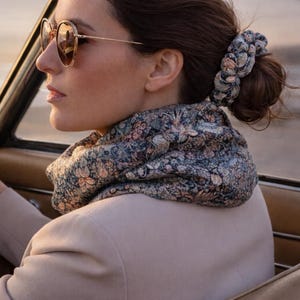 リバティ・オブ・ロンドン製の、ループスタイルの豪華なシルクスカーフ、ネックレス、ループは、100％シルク製で、手作りです。マグネット式留め具の有無を選択できます。