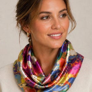 Elegante foulard ad anello in seta, modello infinito, realizzato al 100% in seta da Liberty of London. Un regalo unico e glamour, fatto a mano in Germania.