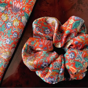 Silk scrunchie 100 % silk -handmade in Germany- luxury silk, hair accessories, hair-friendly silk scrunchie. Gentle on hair. A gift for you.