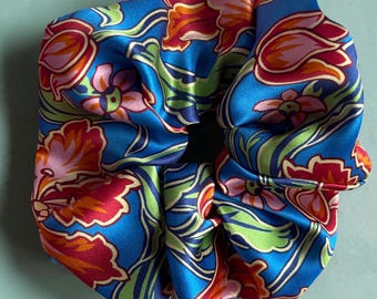 Silk Scrunchie 100 % Silk -Handmade in Germany- Luxury Silk, Premium Silk, Silk Hair Tie, Silk Hair Accessory, Gift for Women. Item no. 06.
