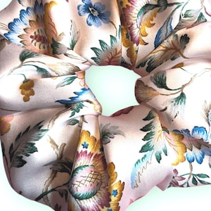 Silk scrunchie 100 % silk -handmade in Germany- luxury silk, premium silk, hair ornament, hair tie, gift for you. Item no. 07.
