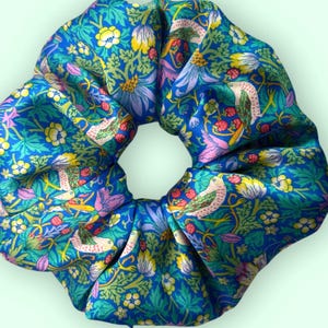 Seiden-Scrunchie 100 % Seide -haarschonendes Haargummi- , handgefertigt in Deutschland- Luxusseide, Premium - Haarschmuck, Geschenk für Sie.
