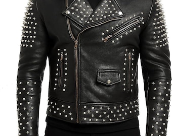 Puede incluir: Chaqueta de cuero negro con tachuelas de metal plateado en los hombros, el cuello y las mangas. La chaqueta tiene cierre de cremallera, múltiples bolsillos y un estilo motero clásico. Una declaración de moda audaz y vanguardista.