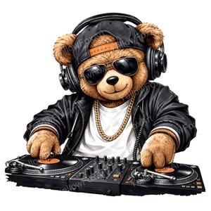 Pode incluir: Um urso de pelúcia castanho com boné preto, óculos de sol pretos, casaco preto sobre uma t-shirt branca e uma corrente dourada, usando auscultadores pretos enquanto opera uma consola de DJ preta com dois discos de vinil e vários botões.