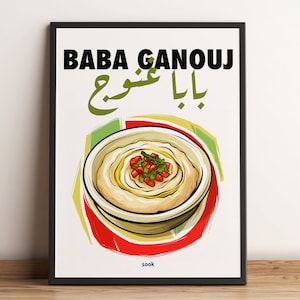 Puede incluir: Un póster blanco con marco negro presenta una ilustración colorida de un tazón de baba ghanoush, un dip de berenjena del Medio Oriente. El póster tiene el texto "Baba Ghanoush" en negro y "بابا غنوج" en árabe verde.