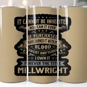 Op de afbeelding: Drie roestvrijstalen bekers met een tan achtergrond en zwarte tekst. De tekst luidt "IT CANNOT BE INHERITED NOR CAN IT EVER BE PURCHASED HAVE EARNED IT WITH MY BLOOD SWEAT AND TEARS I OWN IT FOREVER THE TITLE MILLWRIGHT".
