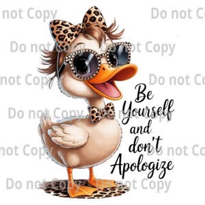 K&ouml;nnte beinhalten: Eine Cartoon-Ente mit Sonnenbrille, Fliege und Schleife, alle mit Leopardenmuster. Die Ente hat einen offenen Schnabel und den Text "Be Yourself and don't Apologize".