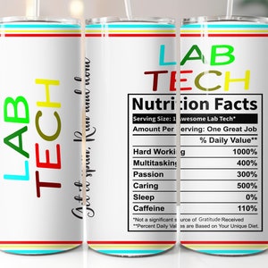 以下が含まれることがあります： 「Lab Tech」と書かれたカラフルなデザインの白いタンブラー。栄養成分表示ラベルには、ユーモラスなスキルとパーセンテージのリストが記載されています。ラベルには、「1回分の量：1 Awesome Lab Tech*」と「1回分の量：素晴らしい仕事」と記載されています。