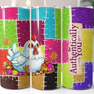 Peut inclure: Un gobelet coloré avec un motif patchwork et une illustration de poulet de dessin animé. Le gobelet présente un poulet blanc et le texte "Be Authentically You". Idéal pour les boissons.