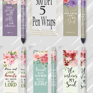 Könnte beinhalten: Fünf bedruckbare Stiftverpackungen mit Blumendesigns und inspirierenden Bibelversen. Die Designs beinhalten rosa und weiße Blumen, rote und weiße Blumen sowie orange und violette Blumen. Die Verse sind in schwarzer Schrift auf hellem Hintergrund gedruckt.
