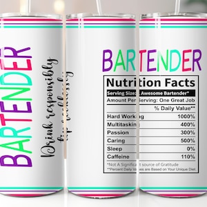 以下が含まれることがあります： カラフルな「BARTENDER」のデザインが施された白いタンブラー。タンブラーには、バーテンダーの資質をユーモラスに表現した栄養成分表示ラベルが付いています。テキストには、「1食分：素晴らしいバーテンダー* 1食分あたりの量：素晴らしい仕事 懸命な仕事 1000% マルチタスク 400% 情熱 300% 思いやり 500% 睡眠 0% カフェイン 110% *感謝の重要な源ではありません **1日の摂取量のパーセンテージは、あなたのユニークな食事に基づいています。」と記載されています。
