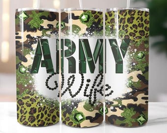 Może przedstawiać: Trzy kubki ze stali nierdzewnej z wzorem kamuflażu i napisem "Army Wife" w kolorze czarnym i białym. Kubki mają wzór kamuflażu w kolorze zielonym, brązowym i czarnym z dodatkiem brokatu.
