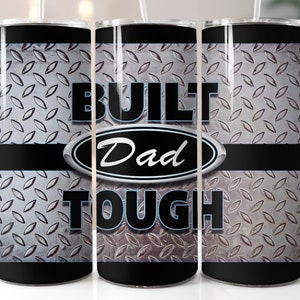Peut inclure: Trois gobelets en acier inoxydable avec un motif en losange noir et argent. Le gobelet du milieu porte le texte "BUILT Dad TOUGH" avec un logo Ford argenté.