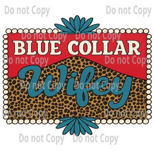 Puede incluir: Gr&aacute;fico rectangular con las palabras "BLUE COLLAR Wifey" en letras blancas y turquesas. El fondo es rojo, con un estampado de leopardo y detalles florales turquesas. El borde es blanco con detalles perlados.