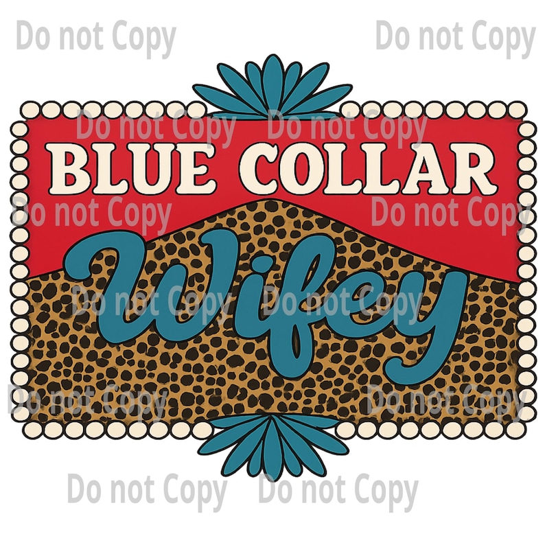 Puede incluir: Gr&aacute;fico rectangular con las palabras "BLUE COLLAR Wifey" en letras blancas y turquesas. El fondo es rojo, con un estampado de leopardo y detalles florales turquesas. El borde es blanco con detalles perlados.