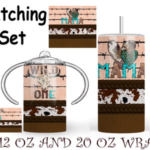 Puede incluir: Conjunto a juego de envolturas para vasos de 12 oz y 20 oz. La envoltura para vaso de 20 oz presenta un fondo rosa con alambre de púas marrón, un patrón de piel de vaca y el texto "Mama" en turquesa. La envoltura para vaso de 12 oz presenta un fondo rosa con alambre de púas marrón, un patrón de piel de vaca y el texto "Wild One" en turquesa.