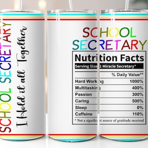 Può includere: Un bicchiere bianco con un design arcobaleno e il testo "School Secretary I hold it all together". L'altro lato del bicchiere ha un'etichetta di informazioni nutrizionali con il testo "School Secretary Nutrition Facts" e un elenco di articoli con percentuali.