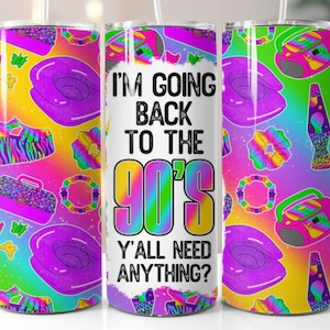 Può includere: Tre bicchieri in acciaio inossidabile con un tema colorato degli anni '90. Il bicchiere centrale ha il testo "I'm going back to the 90's Y'all need anything?" Gli altri due bicchieri hanno un motivo di icone degli anni '90 come fermagli per capelli a farfalla, braccialetti di gelatina e lampade a lava.