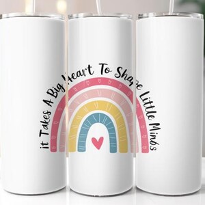 Könnte beinhalten: Drei weiße Edelstahlbecher mit einem Regenbogen-Design und dem Text "Es braucht ein großes Herz, um kleine Köpfe zu formen".