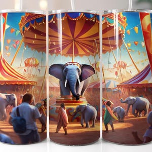 Puede incluir: Un vaso de temática de circo colorido con un elefante grande en el centro. El vaso presenta una carpa a rayas rojas y blancas, un cielo azul y otros elementos de circo.