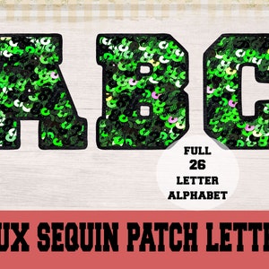 Op de afbeelding: Groene nep-pailletten patch letters A, B en C. De letters zijn in een vetgedrukt, blokachtig lettertype. De tekst "FULL 26 LETTER ALPHABET" staat onder de letters. De tekst "FAUX SEQUIN PATCH LETTERS" staat onderaan de afbeelding.