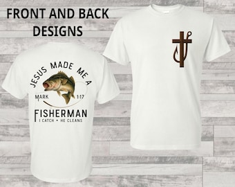 Könnte beinhalten: Weiße T-Shirts mit Vorder- und Rückseitendesigns. Die Vorderseite zeigt ein braunes Kreuz und einen Angelhaken. Die Rückseite zeigt eine Fischgrafik mit dem Text "JESUS MADE ME A FISHERMAN" und "I CATCH HE CLEANS".