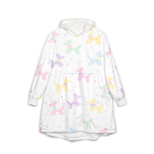 Può includere: Felpa con cappuccio bianca oversize con un motivo a cane a palloncino pastello. Il design presenta cani a palloncino azzurri, gialli, rosa e viola e piccoli pois. La felpa con cappuccio ha una tasca frontale, polsini bianchi e un cappuccio foderato in pile bianco.