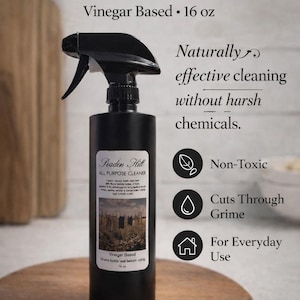 Pode incluir: Uma garrafa de spray preta de Peaden Hill All-Purpose Cleaner, à base de vinagre, 473 ml. O rótulo inclui o texto "Limpeza naturalmente eficaz sem produtos químicos agressivos". Não tóxico, remove a sujidade, para uso diário.