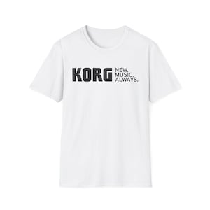 Peut inclure: T-shirt blanc avec le texte noir "KORG" et les mots "NEW. MUSIC. ALWAYS." imprimés sur le devant. Le t-shirt a un col rond et des manches courtes. Le vêtement est fait d'une matière douce et confortable.