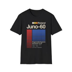Puede incluir: Camiseta negra con un diseño retro para el sintetizador Roland Juno-60. El gráfico incluye el texto "Juno-60" en negrita, junto con el logotipo de Roland y detalles técnicos. El diseño incorpora líneas horizontales rojas y azules.