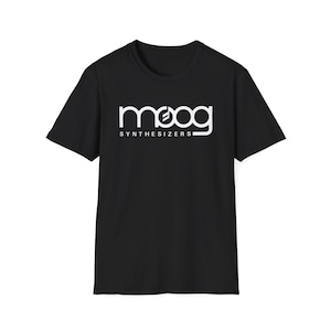 Puede incluir: Camiseta negra con el texto blanco "moog SYNTHESIZERS" impreso en la parte delantera. La palabra "moog" está en una fuente estilizada con un gráfico de onda de sonido. La camiseta tiene mangas cortas y cuello redondo.