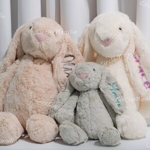 Lapin en peluche personnalisé : cadeau idéal pour une baby shower Lapin de Pâques brodé personnalisé Poupée lapin douce pour nouveau-nés et enfants image 2