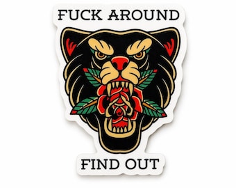 Pegatina de vinilo "Fuck Around and Find Out": tatuaje tradicional de pantera con rosa, diseño llamativo.