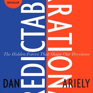 Peut inclure: Une couverture de livre avec un fond bleu et orange. Le titre est "Predictably Irrational" en texte blanc. Le sous-titre est "The Hidden Forces That Shape Our Decisions". Le nom de l'auteur est "Dan Ariely" en texte blanc.