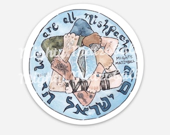 Könnte beinhalten: Ein blauer und weißer runder Aufkleber mit einem Davidstern-Design. Der Davidstern wird von sechs Händen gebildet, jede mit einem anderen Hautton und einzigartigen Details. Der Text um den Davidstern lautet "We are all mishpacha" und "Mighty. Matzo-ball."