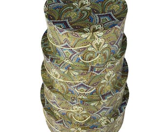 Fabricado nos EUA - Conjunto com 4 caixas encaixáveis - Caixas redondas para chapéus - Estampa paisley dourada