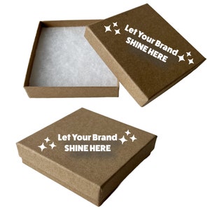 100 boîtes - Boîtes à bijoux en carton imprimées personnalisées - Marquage à chaud de luxe - Kraft naturel - Boîte remplie de coton de 3,5 x 3,5 x 7/8 po. - Fabriqué aux États-Unis
