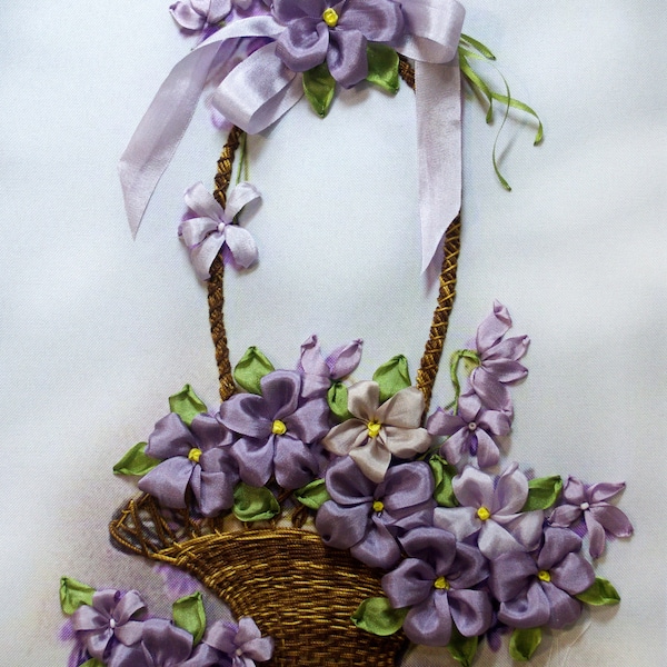 Kit de bordado con cintas de seda pura, un conjunto para principiantes. Esquema de bordado con cintas fácil para bordar violetas en una cesta.