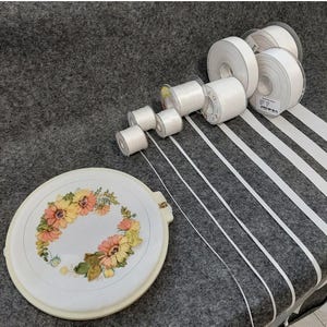 Couleurs blanches Ruban de soie Majestik largeur 1 mm, 2 mm, 4 mm, 7 mm, 13 mm, 25 mm