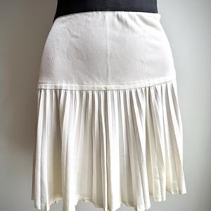90s Cream Pleated Mini Skirt with Black Waistband – Vintage Y2K Tennis Vibes – No Tag