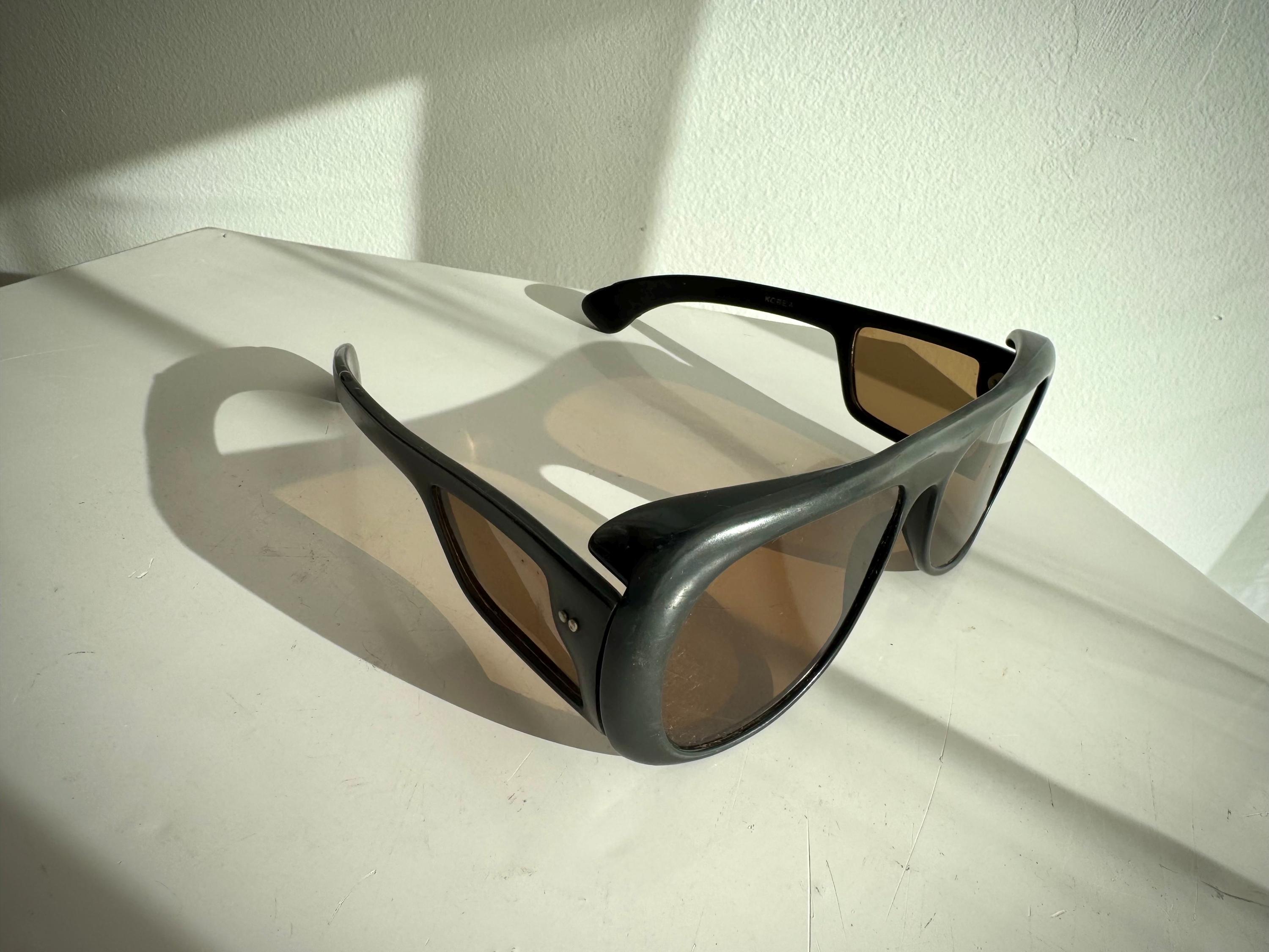 Vintage 1980s Wraparound Sunglasses – Black Shield Frame  display picture 1